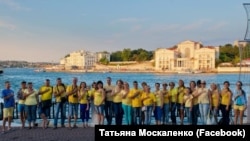 Жители Севастополя сфотографировались в центре города в одежде цветов национального флага Украины, 23 августа 2017 года