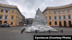 Помнік герцагу дэ Рышэльё ў Адэсе, абкладзены мяхамі зь пяском