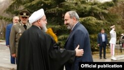 İran prezidenti Hassan Rouhani (solda) Ermənistanın baş naziri Nikol Pashinian-ı fevralın 27-də Tehranda qəbul edib