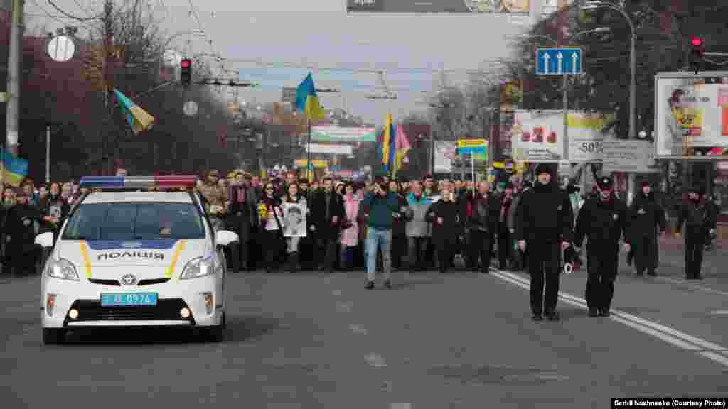 Пад амбасадай Расеі сабралася некалькі соцень чалавек.