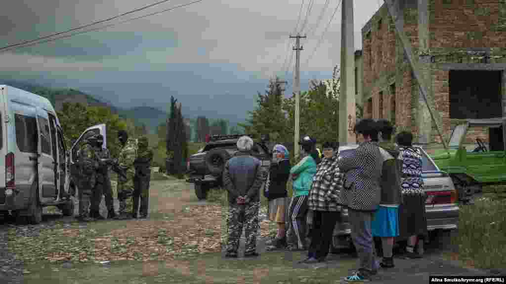 Российские силовик проводят обыск в доме крымского татарина Тороза Юсуфа