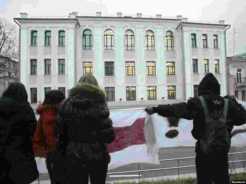 Насупраць будынку суду пачалася акцыя салідарнасьці з Баразенкам - Насупраць будынку суду пачалася акцыя салідарнасьці з Баразенкам