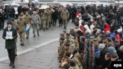 Пахаваньне ўкраінскага вайскоўца, які загінуў каля Аўдзееўкі на Данбасе. Кіеў, 3 лютага.