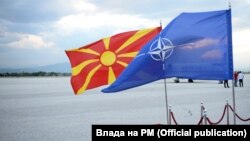 Ілюстрацыйнае фота. Сьцягі Македоніі і NATO