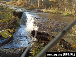 Тоғай аумағынан өтетін Старица өзені арнасынан асып, жолға жайылды. Орал, 2021 жылғы қазанда түсірілген сурет.