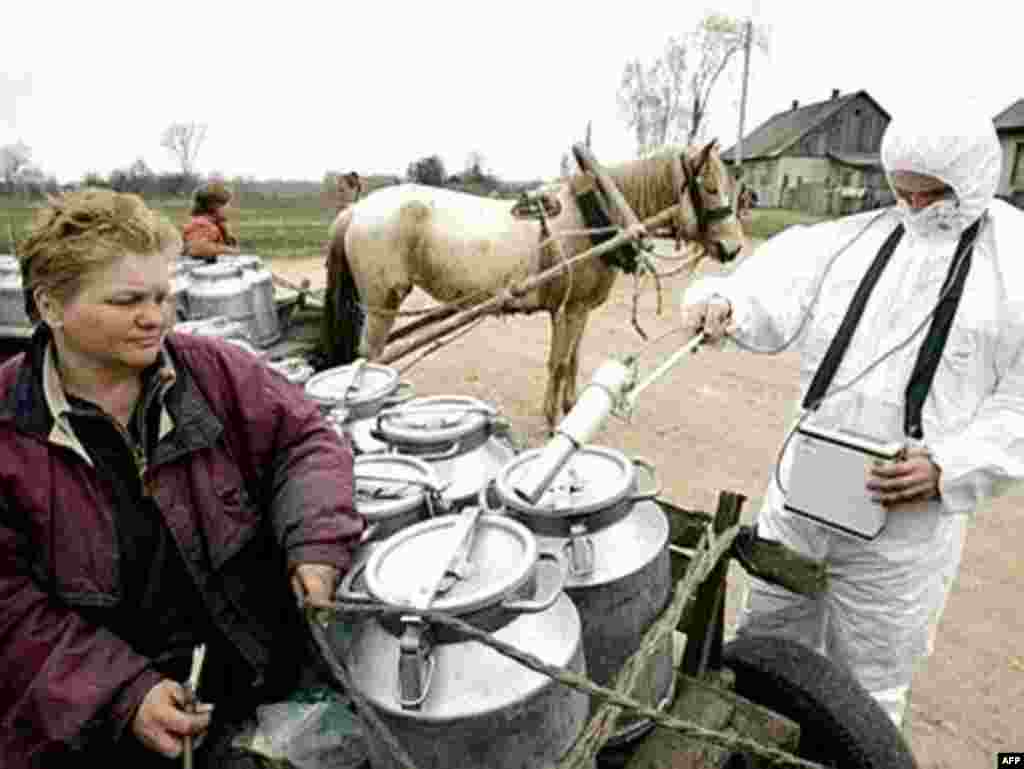 Праверка ўзроўню радыяцыі ў бітонах з малаком ў беларускай вёсцы Губарэвічы, непадалёк ад 30-кілямэтровай зоны адсяленьня.