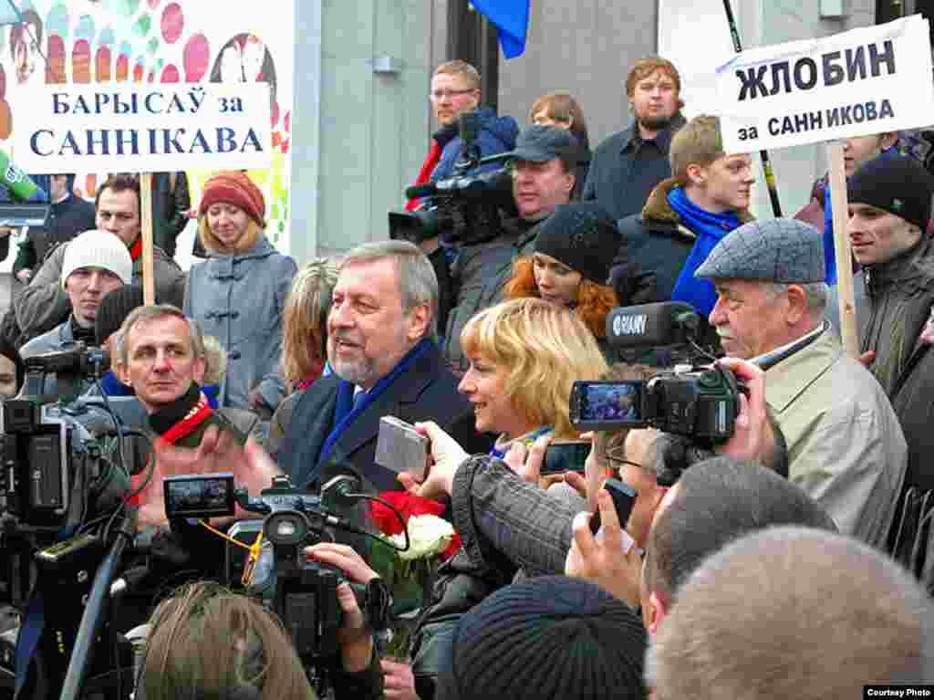 Міхаіл Ермалюк, Менск - Андрэй Саньнікаў пасьля атрыманьня пасьведчаньня кандыдата ў прэзыдэнты. 18 лістапада, Кастрычніцкая плошча. 